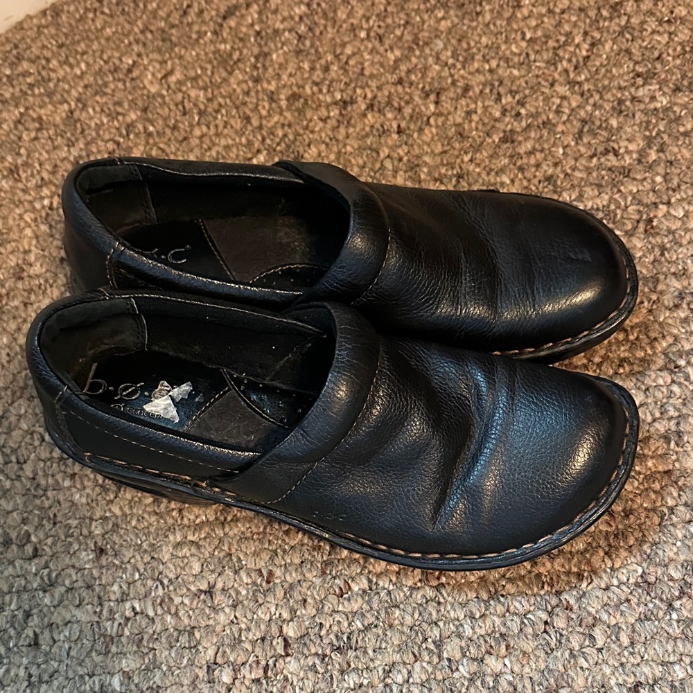 b.o.c. Womens Dark Leather Slip-Ons
